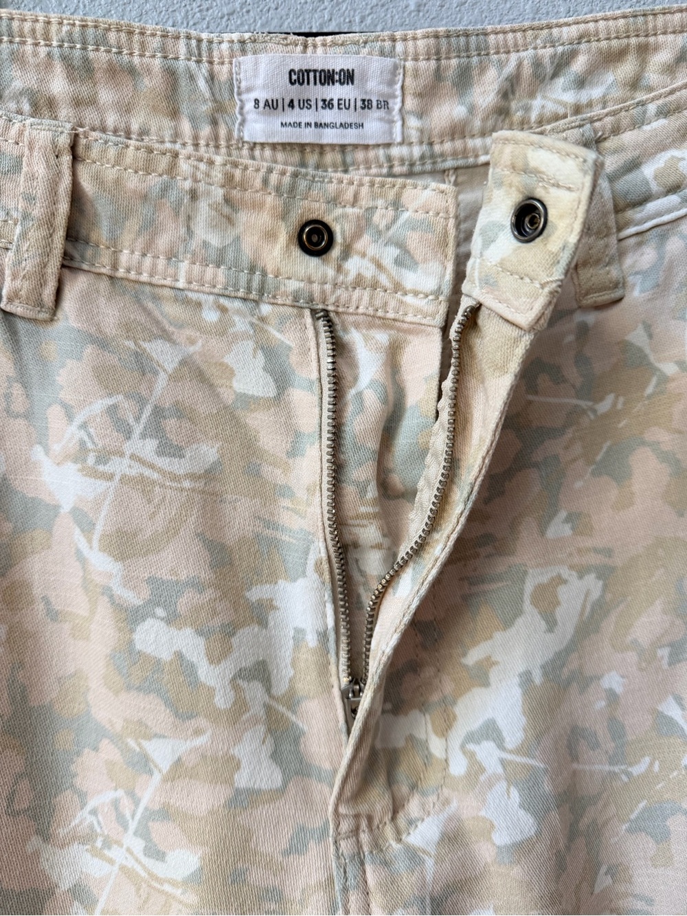 Cotton On Beige Camouflage Floral Cargo Pants Size 4 - Picture 8 of 16